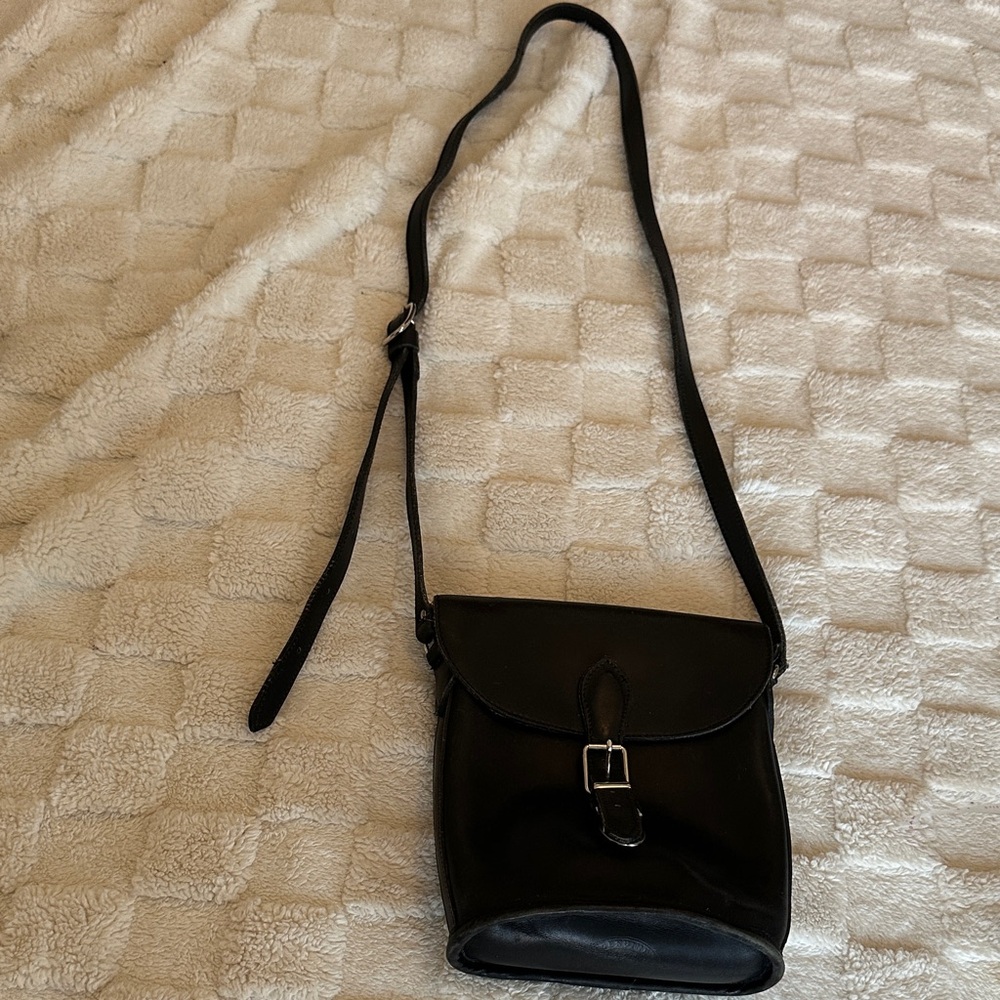 Vintage Chic Black Crossbody Bag with Buckle - Picture 1 of 16